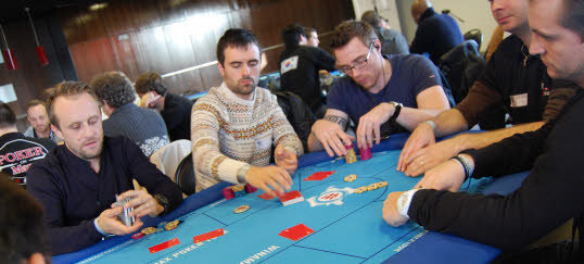 joueur table poker